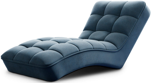 Szezlong Loren w kolorze Gojo 40 niebieski, o zaokrąglonej linii siedziska i pikowanej tapicerce, prezentowany na białym tle.