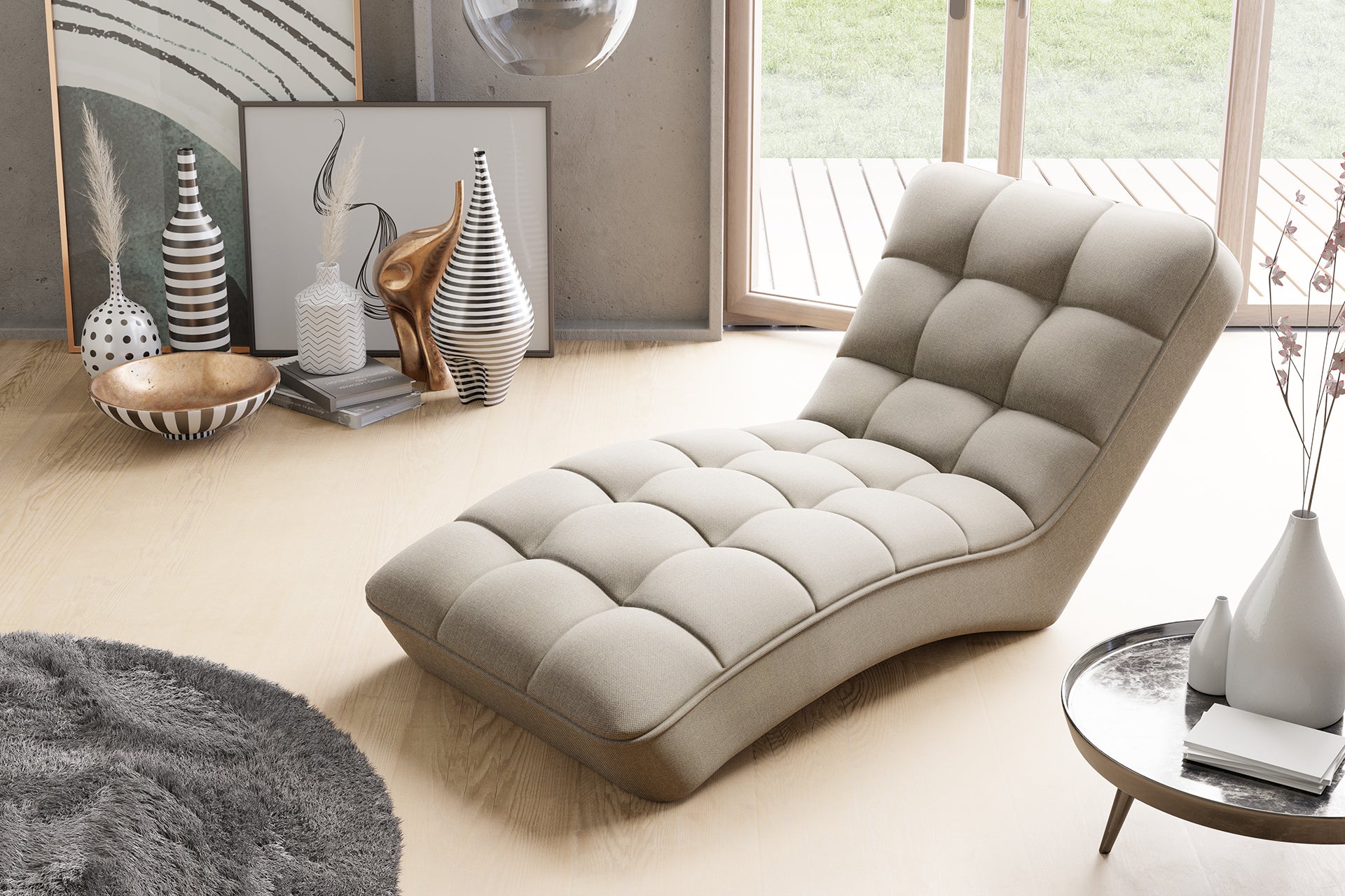 Szezlong Loren Inari 22 beżowy w stylowej aranżacji wnętrza z widokiem na taras – połączenie wygody i nowoczesnego designu z naturalnym światłem.