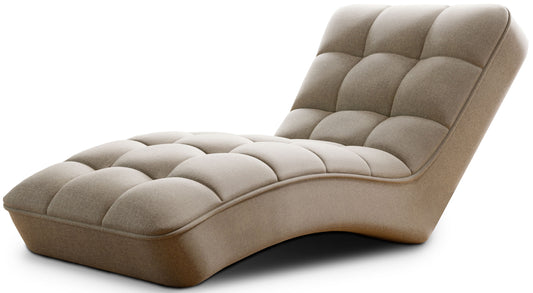 Szezlong Loren w kolorze Inari 22 beżowym na białym tle, o nowoczesnym kształcie z pikowanym siedziskiem i ergonomicznie wyprofilowanym oparciem.