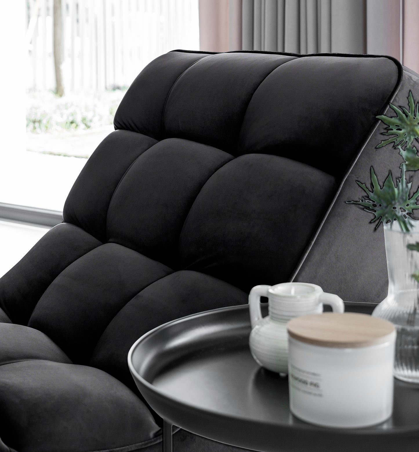 Zbliżenie na oparcie szezlonga Loren Loco 10 czarny, ukazujące detale tapicerki i głębokie pikowania.