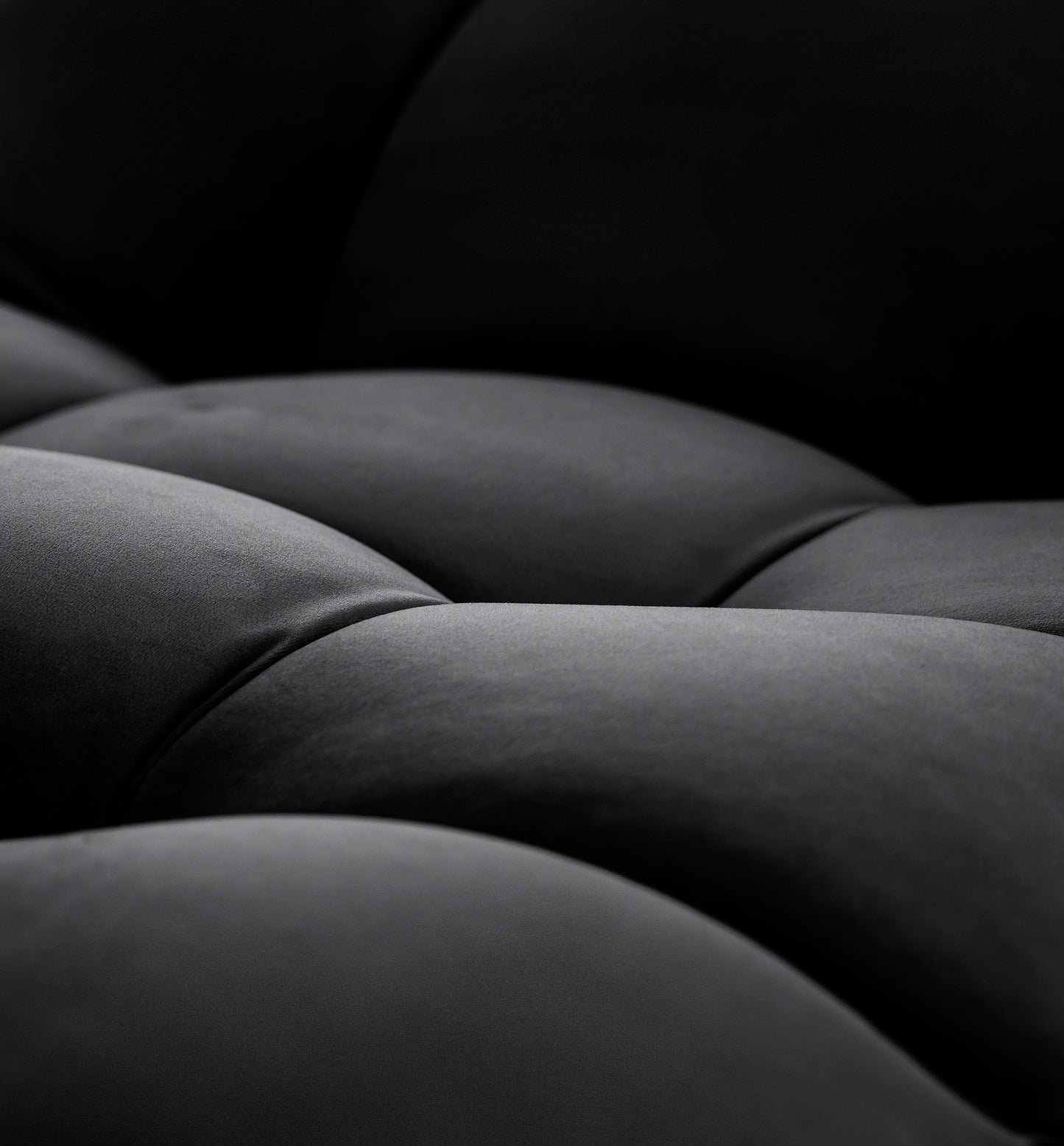 Makrofotografia materiału szezlonga Loren w kolorze Loco 10 czarny, podkreślająca jego miękkość i jakość wykonania.