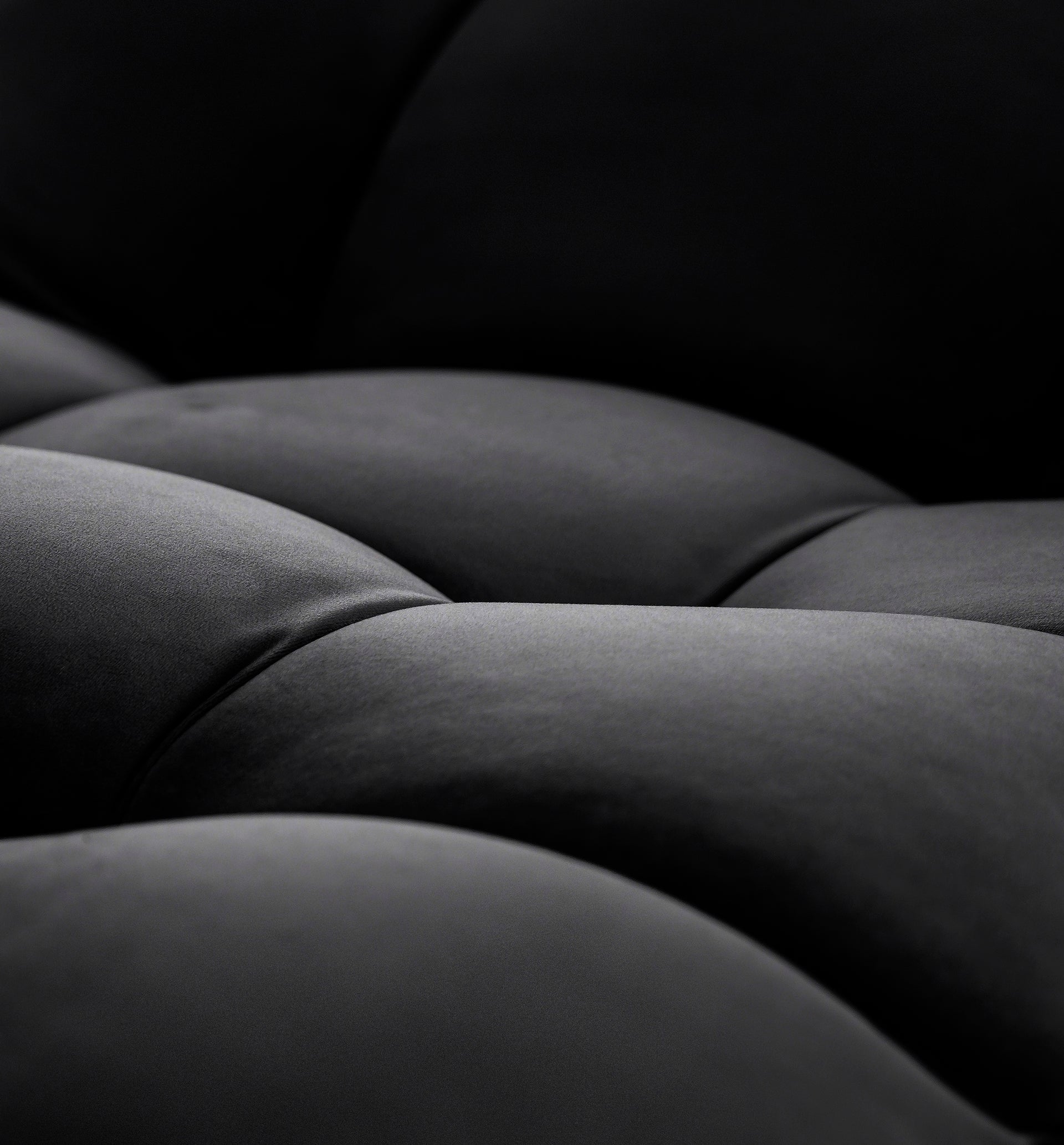 Makrofotografia materiału szezlonga Loren w kolorze Loco 10 czarny, podkreślająca jego miękkość i jakość wykonania.