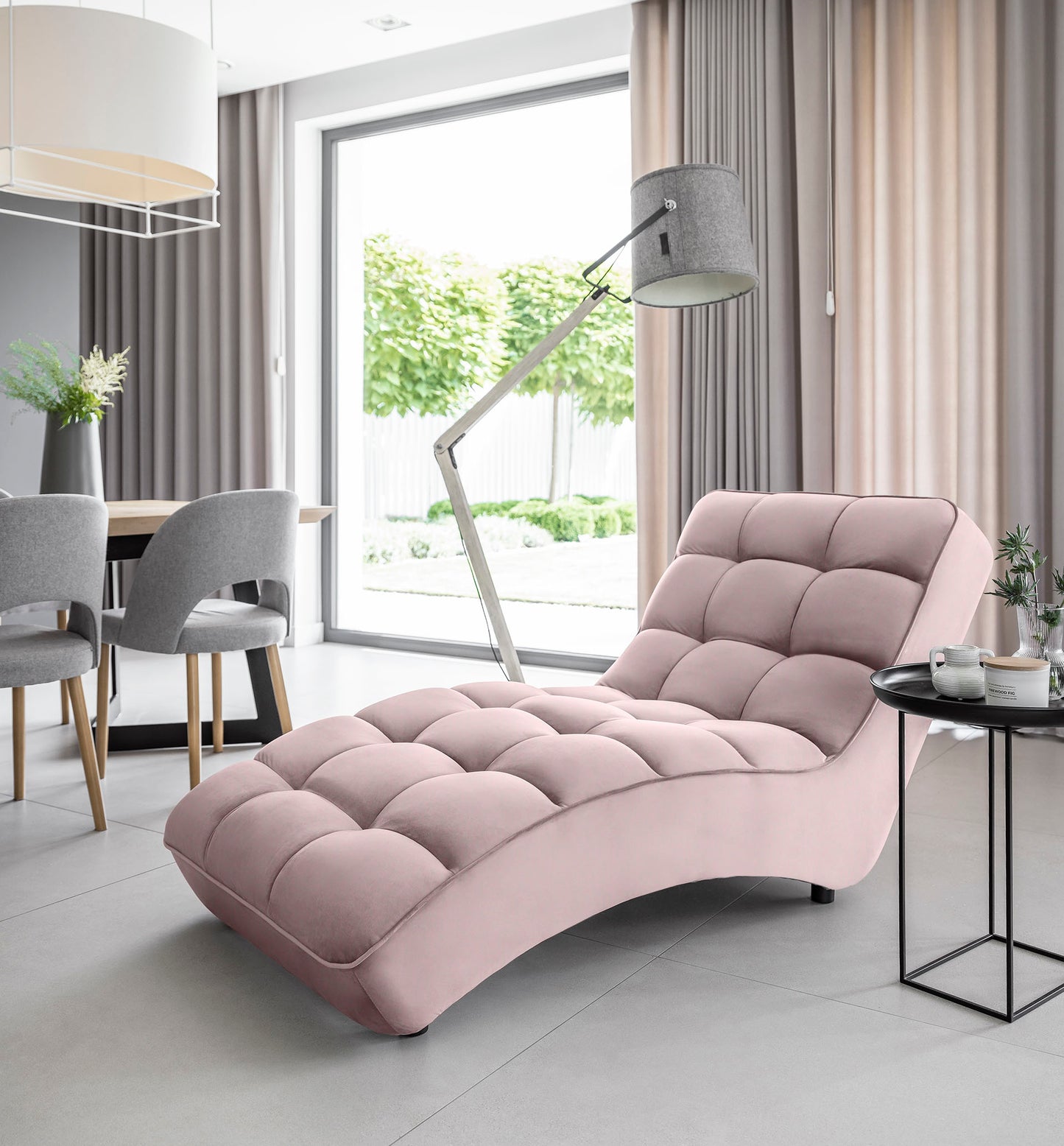 Szezlong Loren Loco 24 jasnoróżowy w przestronnym salonie z dużym oknem i jasną podłogą.
