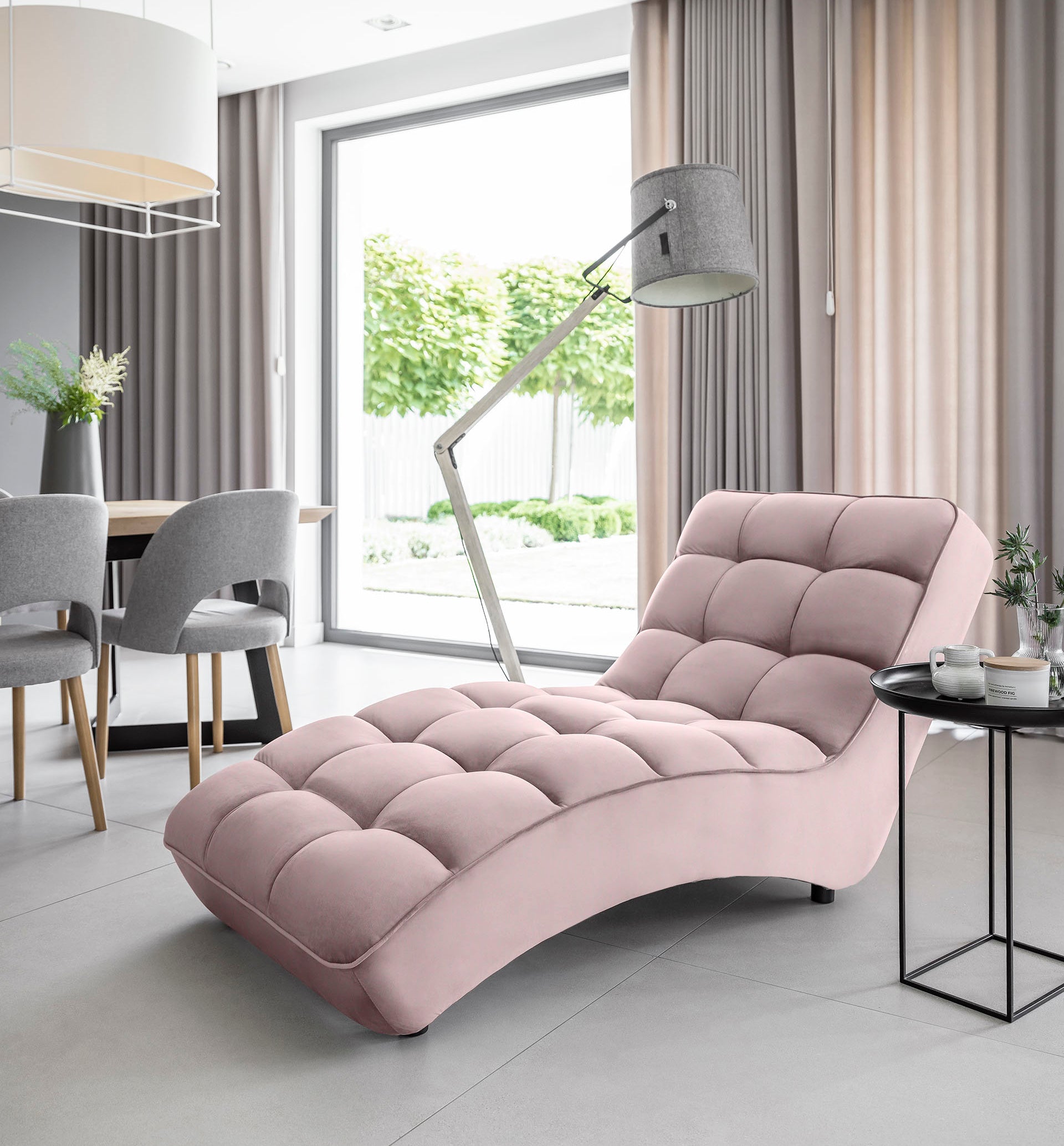 Szezlong Loren Loco 24 jasnoróżowy w przestronnym salonie z dużym oknem i jasną podłogą.