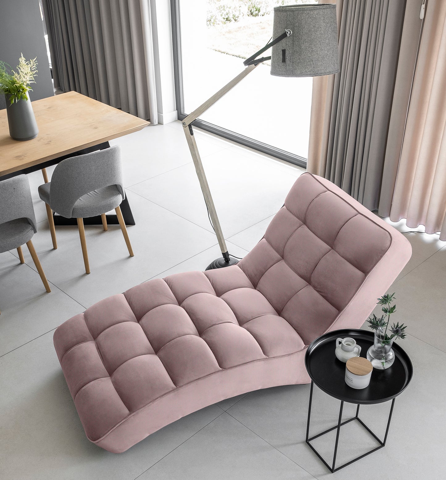 Widok z góry na szezlong Loren Loco 24 jasnoróżowy przy stoliku i lampie w salonie.