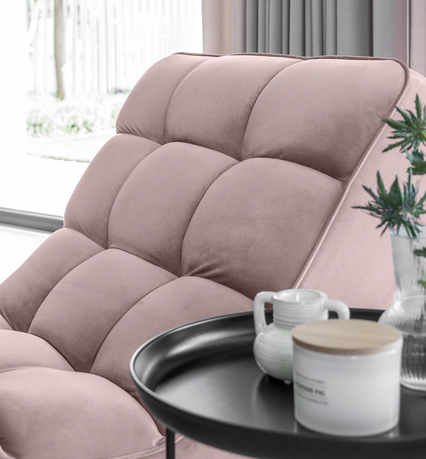 Zbliżenie na oparcie szezlonga Loren Loco 24 jasnoróżowy z dodatkami dekoracyjnymi.