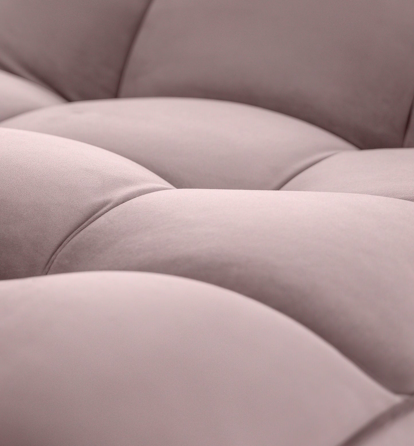 Makrofotografia welurowego siedziska szezlonga Loren Loco 24 jasnoróżowy z widocznym pikowaniem.