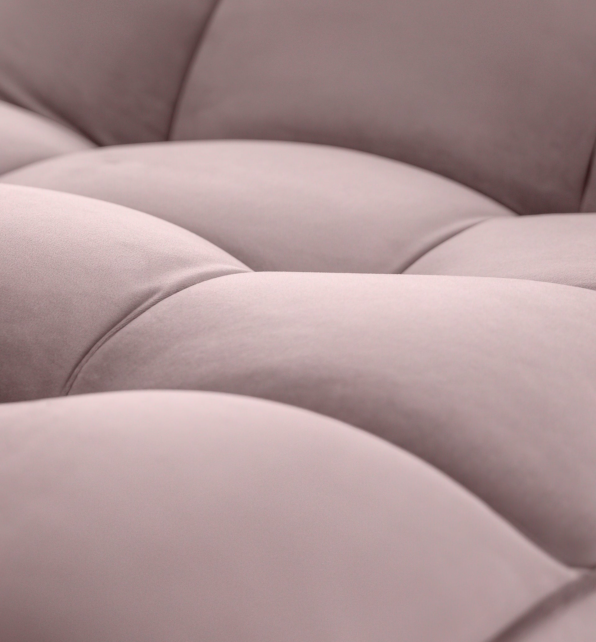 Makrofotografia welurowego siedziska szezlonga Loren Loco 24 jasnoróżowy z widocznym pikowaniem.