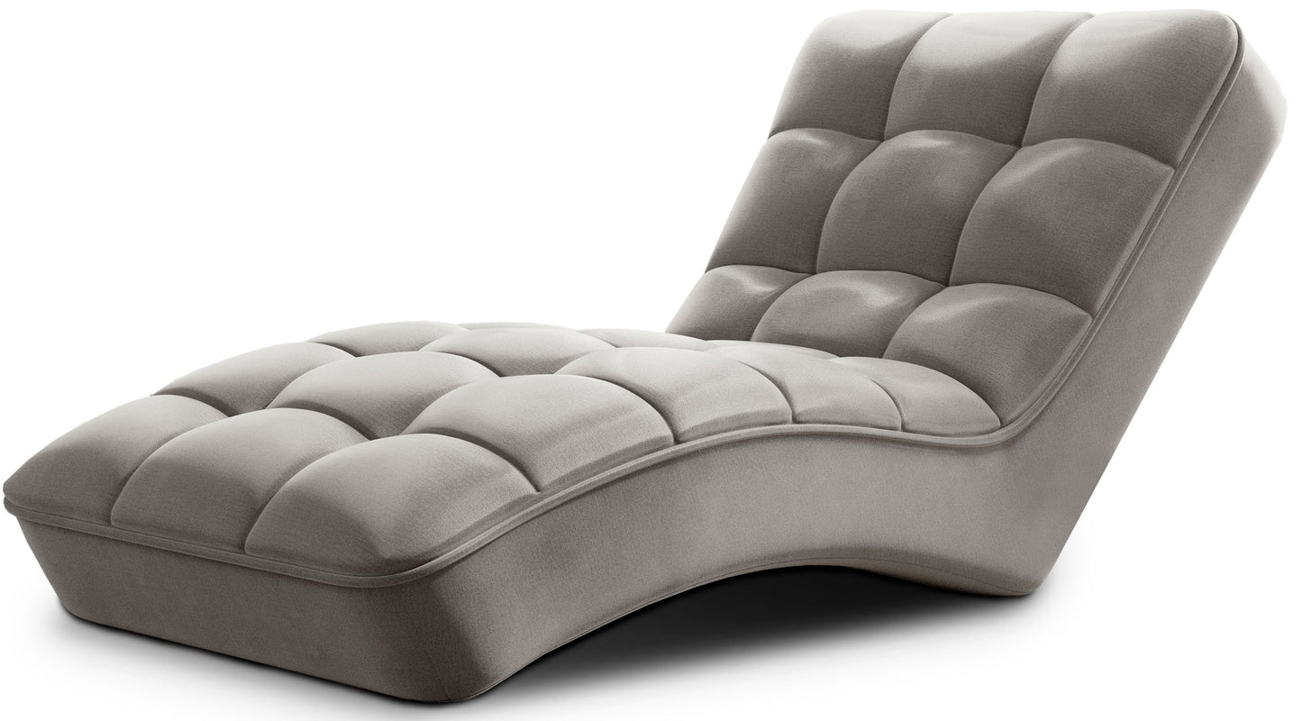 Szezlong Loren w tkaninie Nube 03 w kolorze jasnoszarym, z charakterystycznym, falistym kształtem i miękkim pikowaniem.