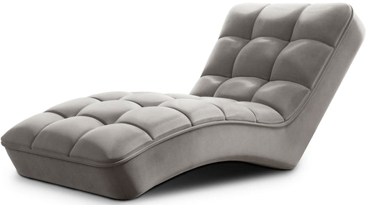 Szezlong Loren w tkaninie Nube 03 w kolorze jasnoszarym, z charakterystycznym, falistym kształtem i miękkim pikowaniem.