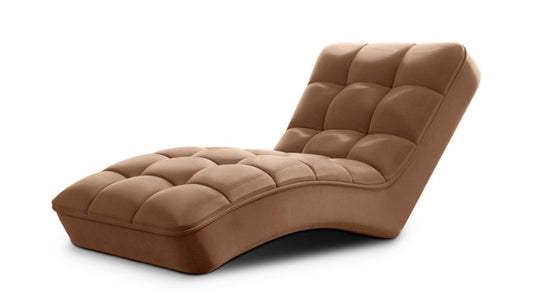 Szezlong Loren w kolorze beżowym Nube 20, widok boczny na tle białym, prezentujący elegancką, profilowaną sylwetkę i pikowaną tapicerkę.