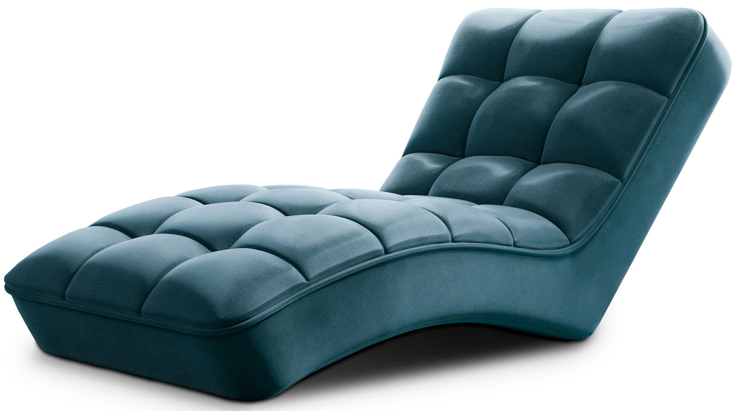 Szezlong Loren w tkaninie Nube 40 granatowy, sfotografowany na białym tle, z widocznymi miękkimi pikowaniami i profilowanym kształtem.