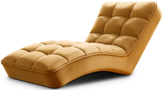 Miodowy szezlong Loren w tkaninie Nube 45, z charakterystycznym pikowaniem i miękkim wykończeniem, na tle białym.