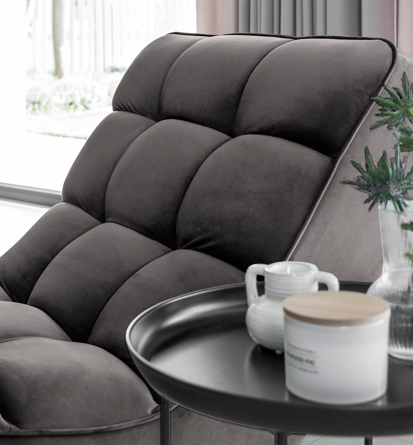 Detal górnej części szezlonga Loren Riviera 97 z bliska – widoczna miękka tapicerka oraz dodatki dekoracyjne na stoliku obok.