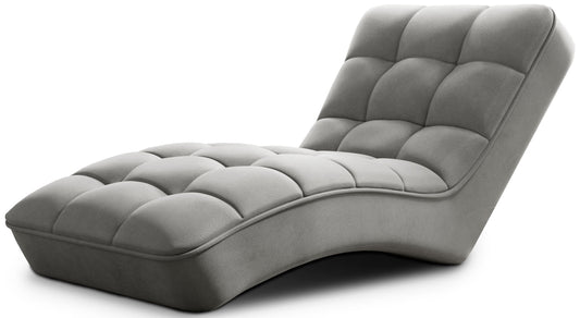 Jasnoszary szezlong Loren w tkaninie Sola 04 na białym tle, z miękkimi pikowaniami i ergonomicznym profilem.