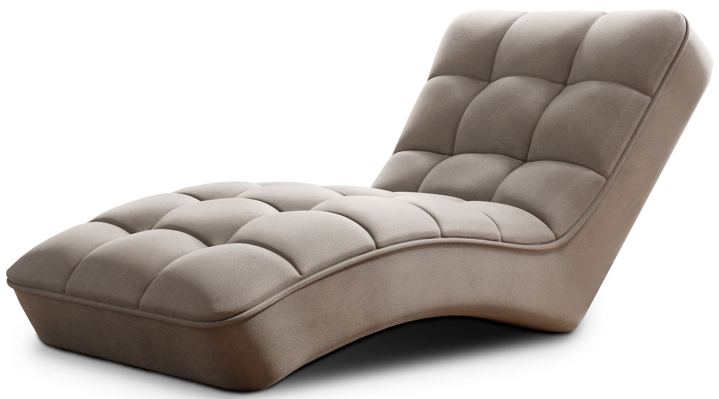 Szezlong Loren w tkaninie Sola 18 w odcieniu beżowym, prezentowany na białym tle, eksponujący falistą formę siedziska i pikowaną tapicerkę z miękkiego weluru.