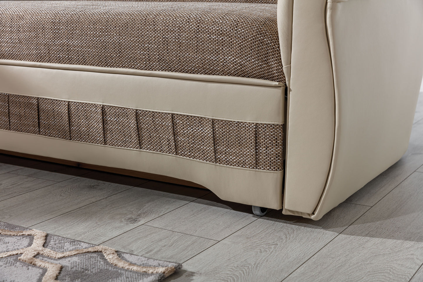 Fragment narożnika Lord II Berlin 03 Soft 33 z komfortowym zagłówkiem i zaokrąglonym podłokietnikiem. Designerski detal mebla wypoczynkowego idealnego do eleganckich, przytulnych i nowoczesnych wnętrz salonowych.
