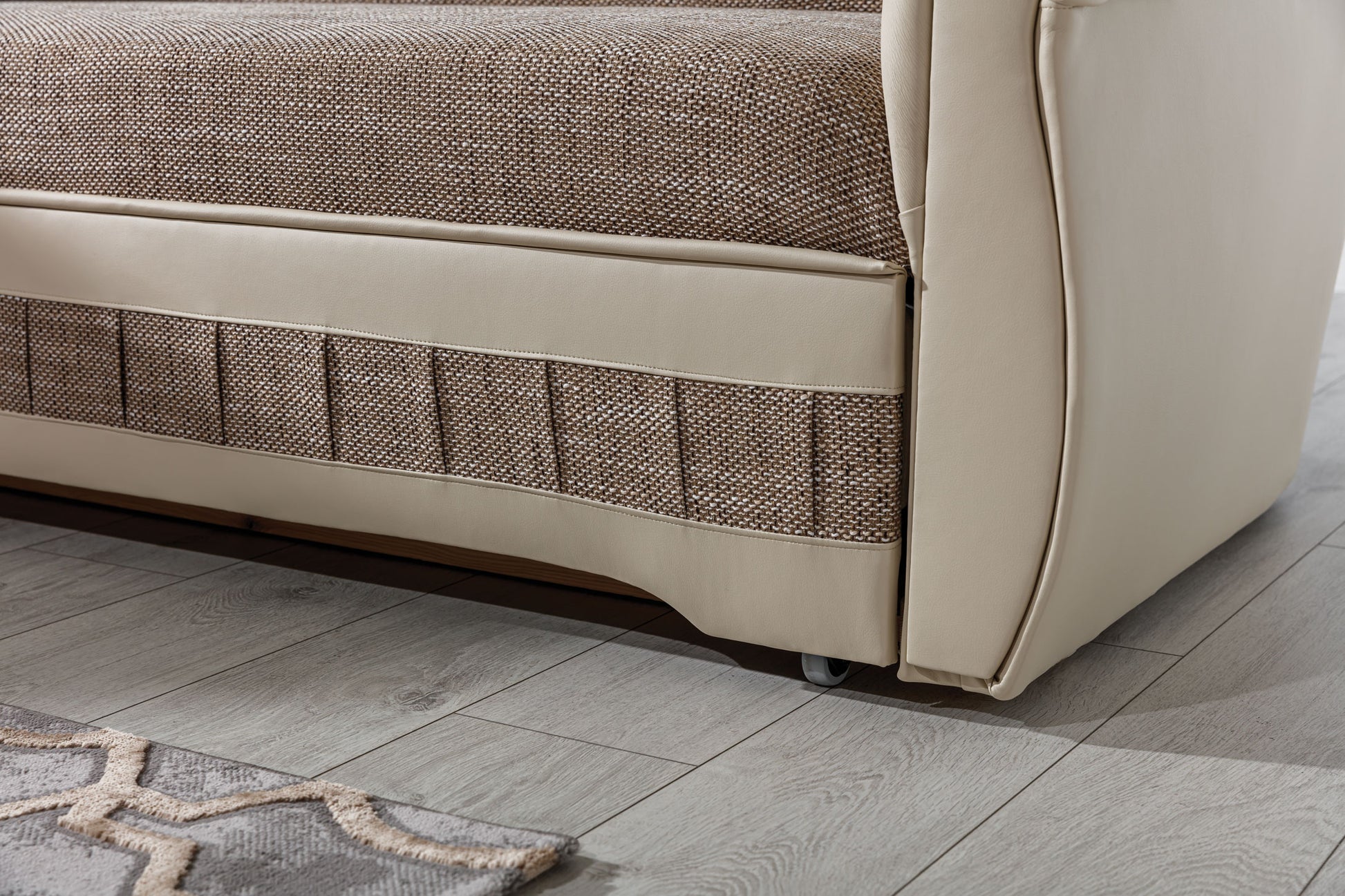Fragment narożnika Lord II Berlin 03 Soft 33 z komfortowym zagłówkiem i zaokrąglonym podłokietnikiem. Designerski detal mebla wypoczynkowego idealnego do eleganckich, przytulnych i nowoczesnych wnętrz salonowych.