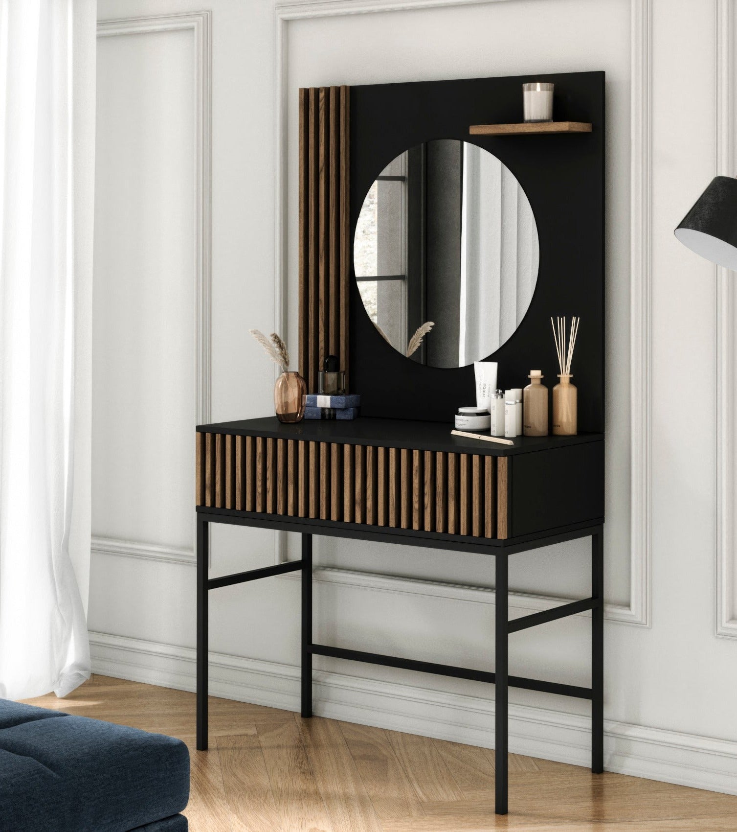 Toaletka Meorati w aranżacji sypialni; lustro, lamele i dwie szuflady.