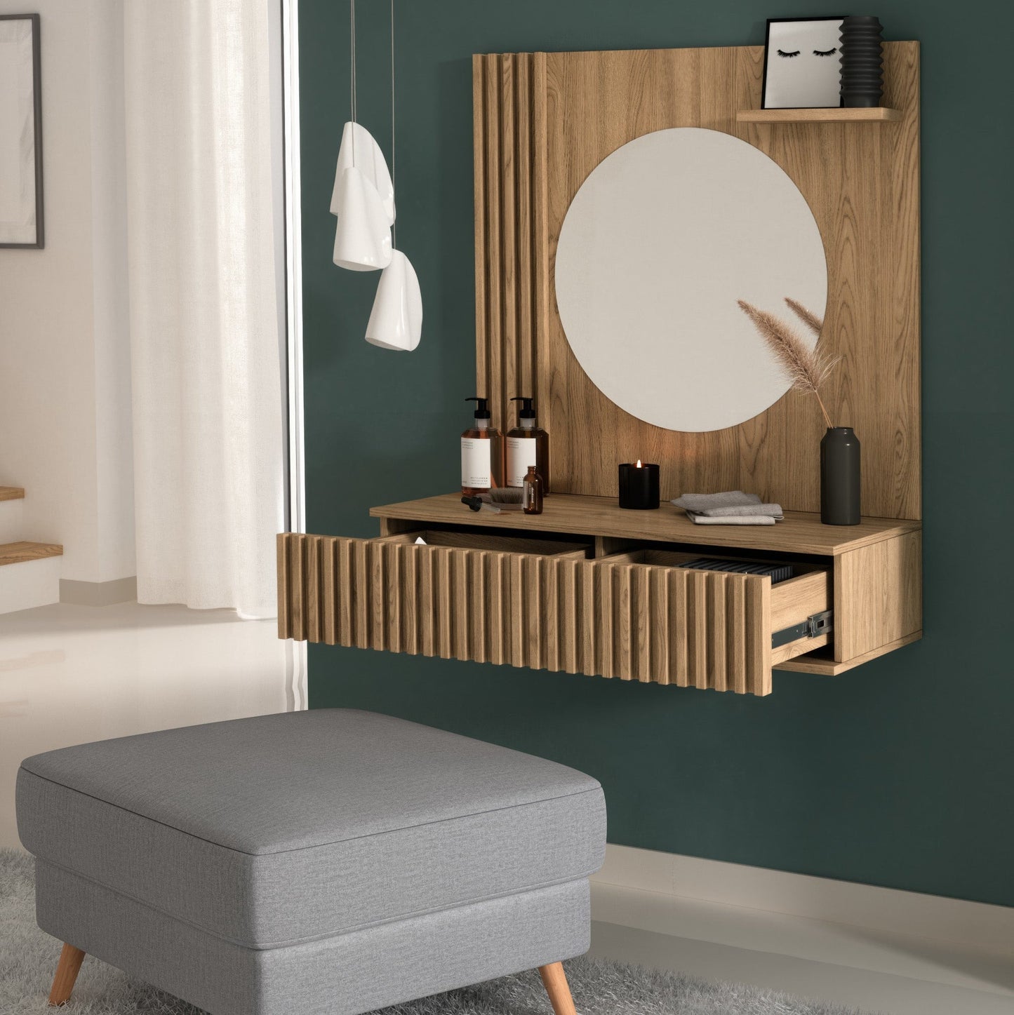 Toaletka ścienna z pufą – półka, szuflada i okrągłe lustro.