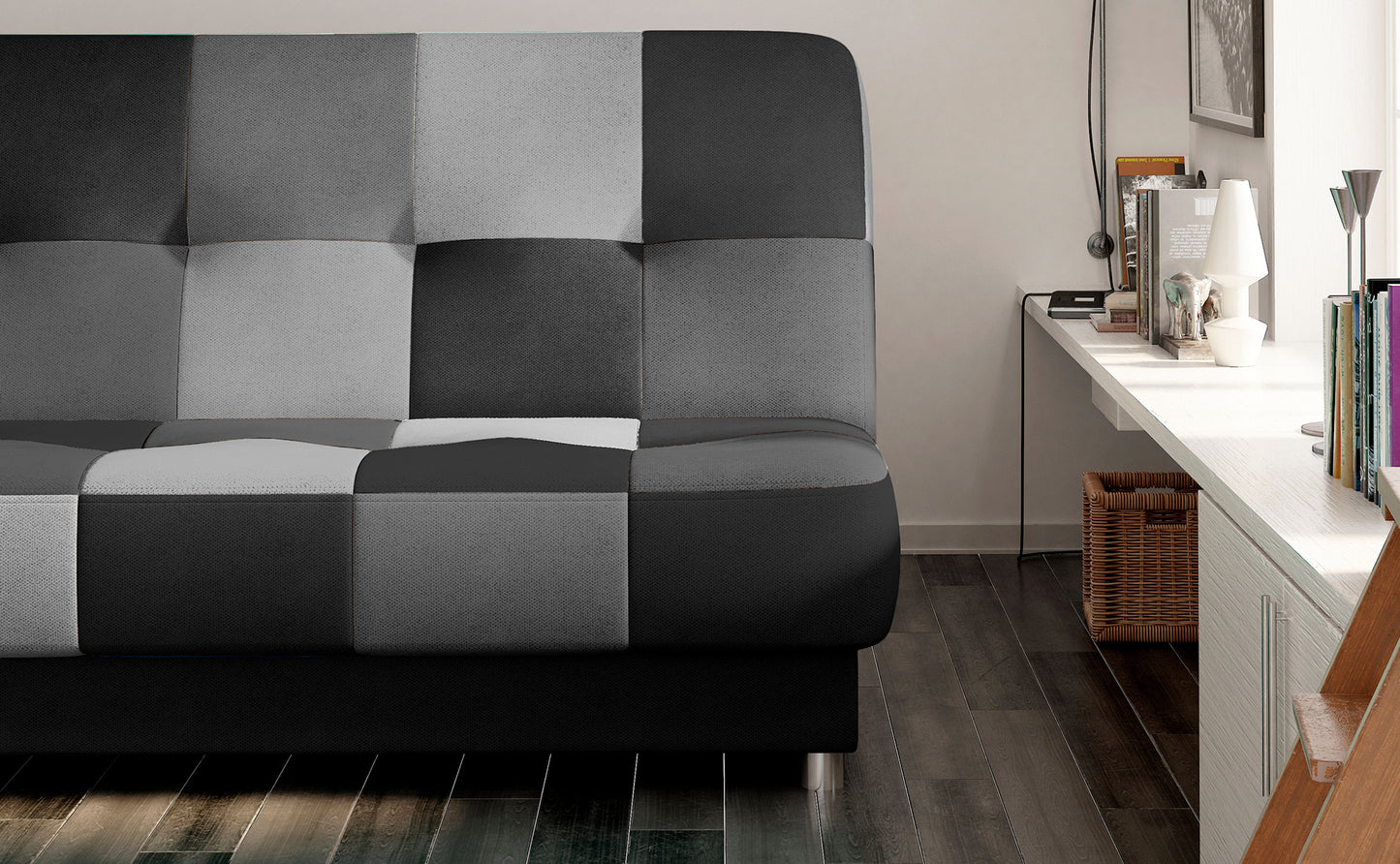 Zbliżenie na czarno-szarą tapicerowaną sofę w nowoczesnym salonie. Stylowe wnętrze z drewnianą podłogą, białym biurkiem i dekoracyjnymi dodatkami.