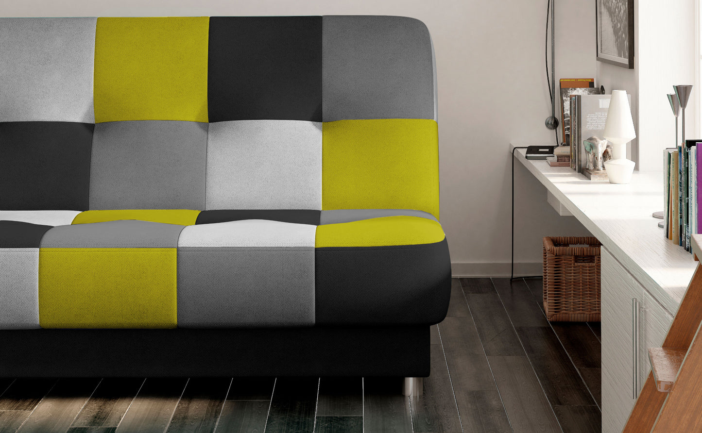 Zbliżenie na tapicerowaną sofę w szaro-czarno-limonkową kratkę. Nowoczesne wnętrze z drewnianą podłogą, białym biurkiem i stylowymi dekoracjami.