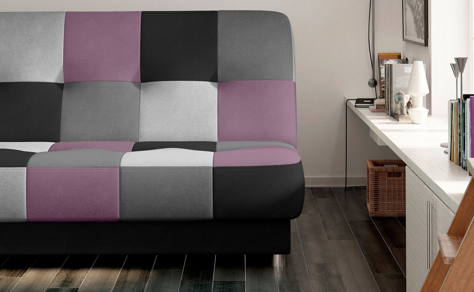 Zbliżenie na tapicerowaną sofę w szaro-czarno-fioletową kratkę. Nowoczesne wnętrze z drewnianą podłogą, białym biurkiem i stylowymi dekoracjami.