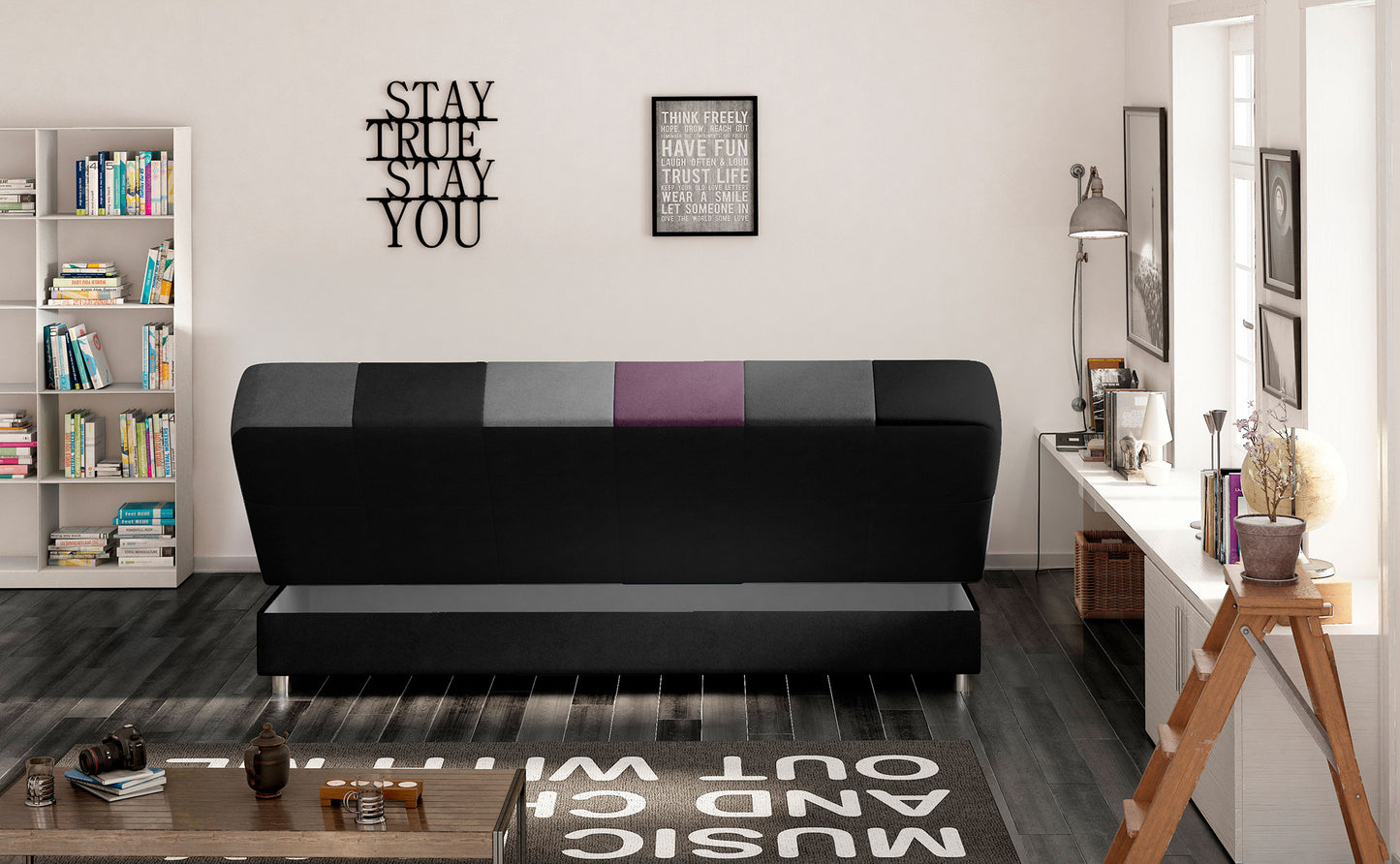 Tył rozkładanej sofy w szaro-czarno-fioletową kratkę. Nowoczesne wnętrze z biblioteczką, drewnianą podłogą i minimalistycznymi dekoracjami.