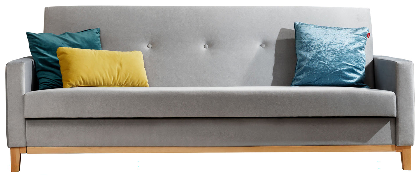 Wersalka Selene w kolorze Monolith 84 jasnoszary z drewnianymi nóżkami w odcieniu buk, ozdobiona dekoracyjnymi poduszkami.