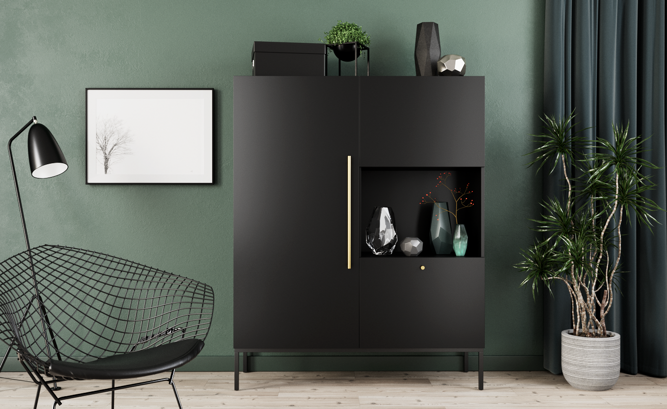 Witryna Lanzzi czarny mat w aranżacji przy zielonej ścianie, obok drucianego fotela i lampy podłogowej, udekorowana wazonami i dekoracyjnymi pudełkami.