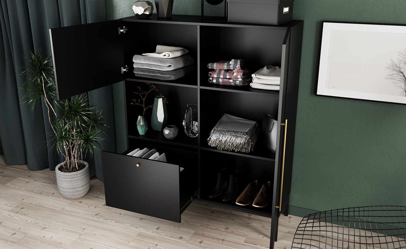 Wnętrze witryny Lanzzi czarny mat z otwartymi drzwiczkami, ukazujące cztery przestronne półki wypełnione tekstyliami, książkami i ozdobami.
