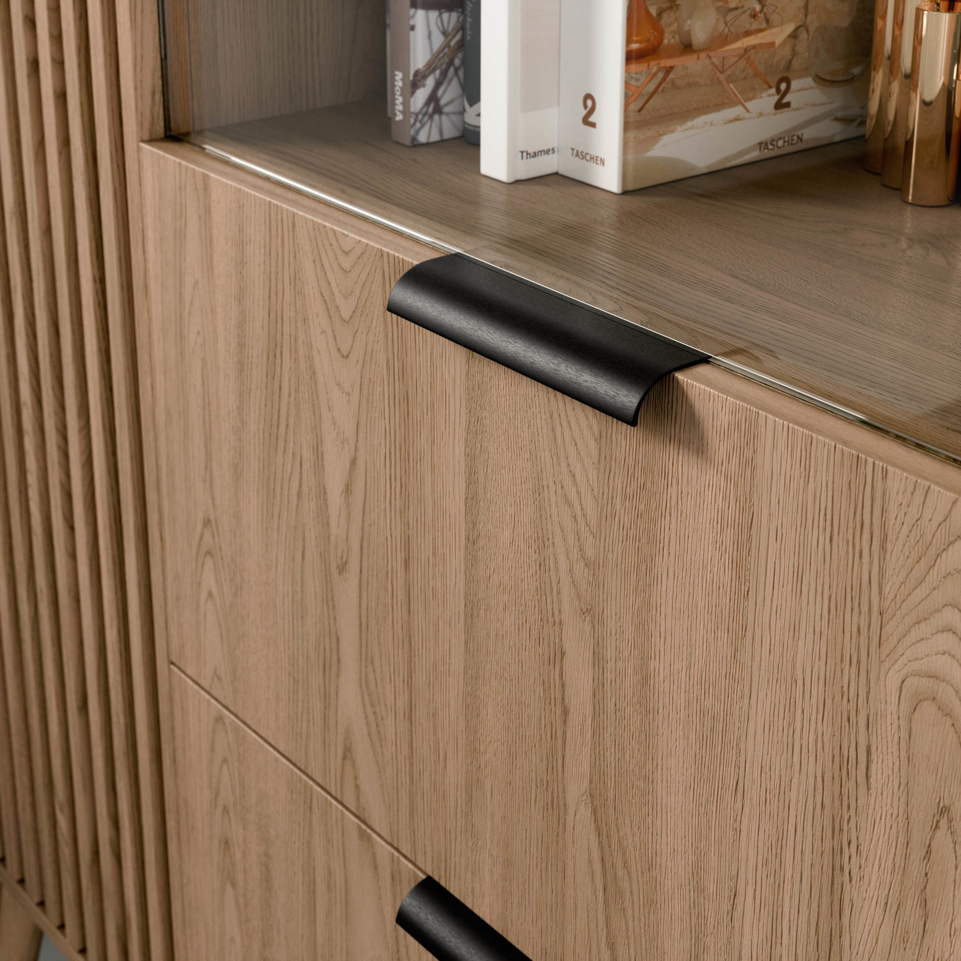 Zbliżenie uchwytu szuflady witryny Entsian, czarne wykończenie.