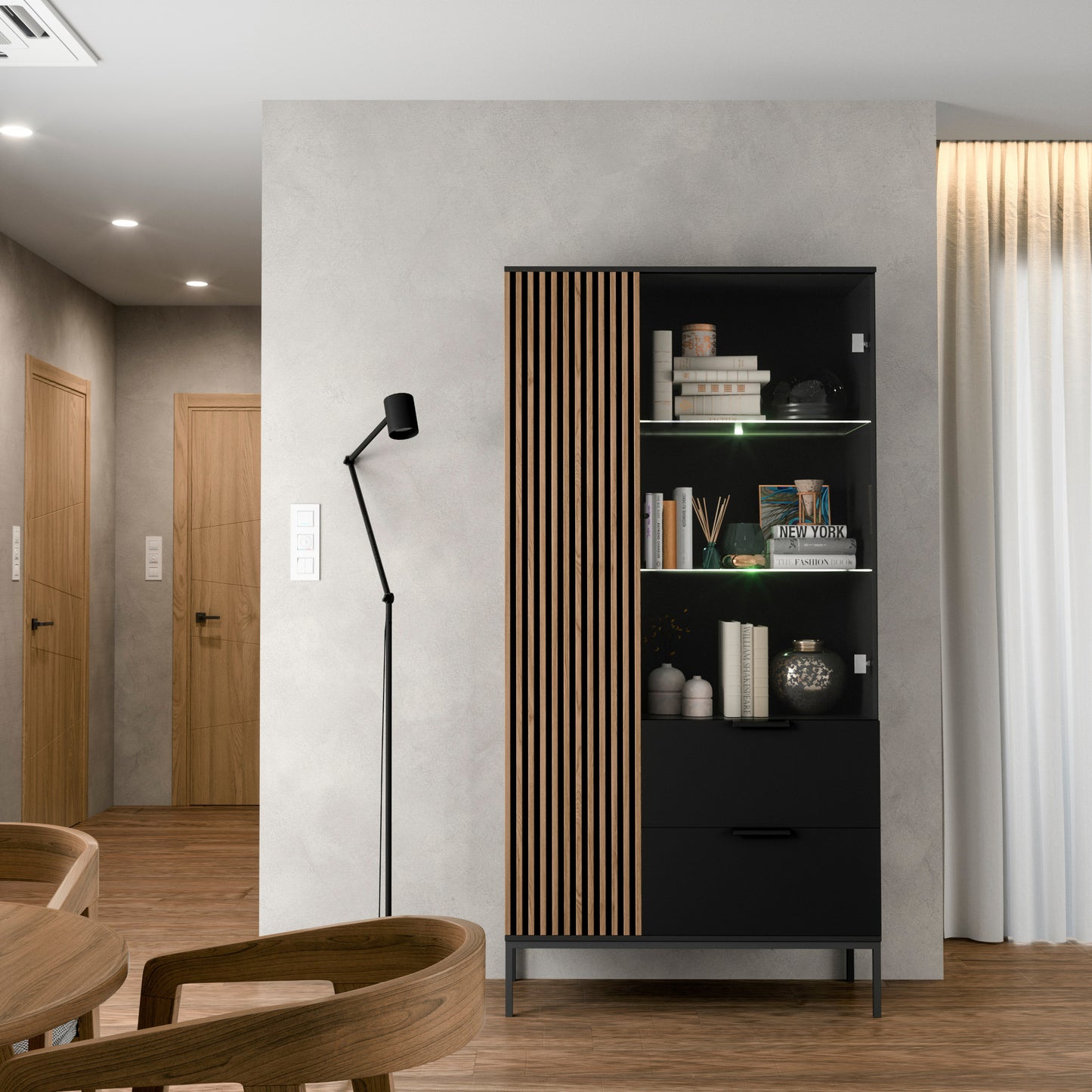 Witryna Meorati w salonie, LED podświetlenie, szklane półki i dwie szuflady.