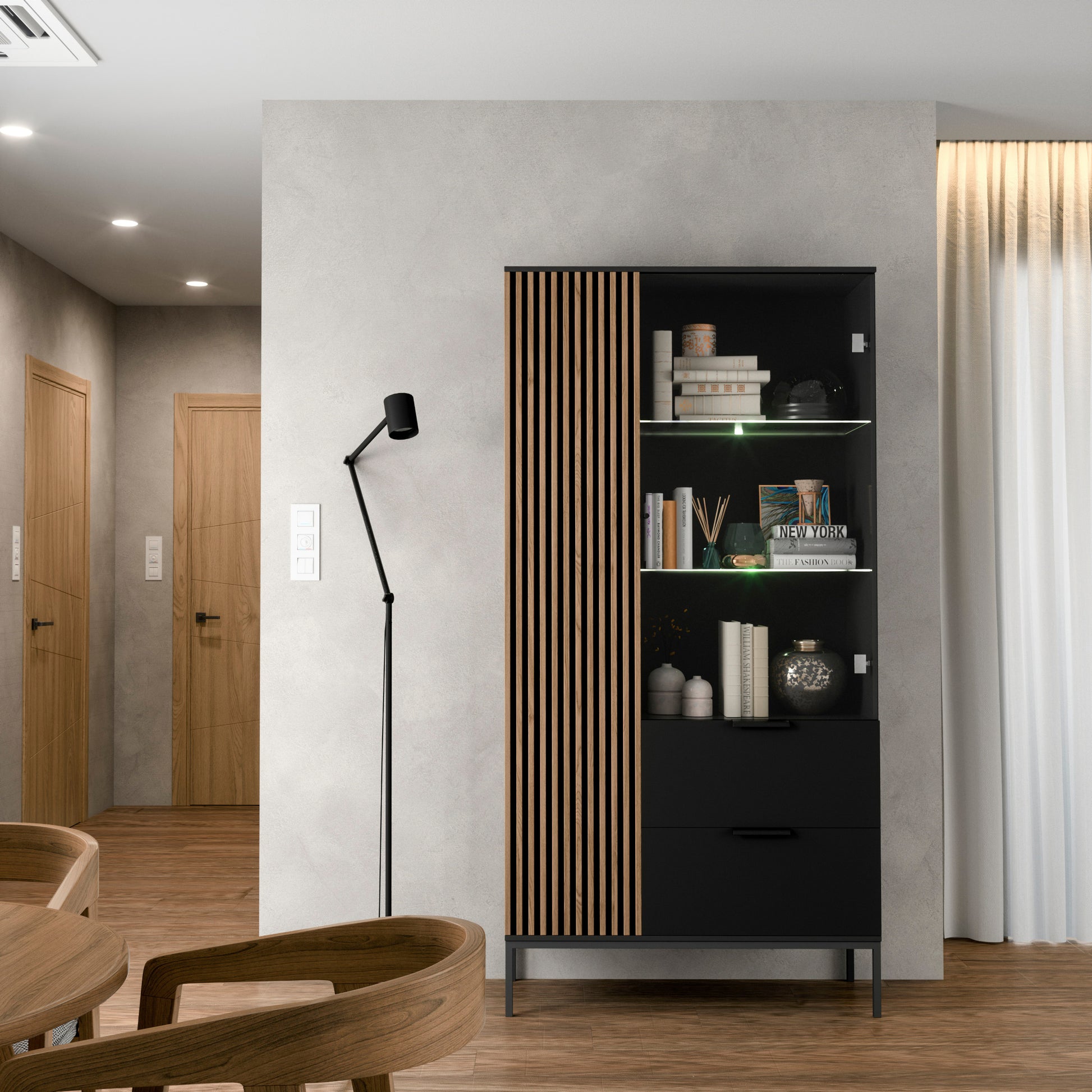 Witryna Meorati w salonie, LED podświetlenie, szklane półki i dwie szuflady.