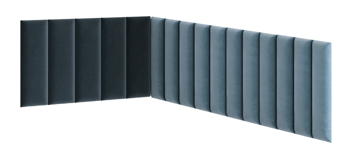 L-kształtna aranżacja pionowych paneli akustycznych Quadratta II Monolith 76 w jasnoniebieskim odcieniu, tworząca ciągłą ścianę z równomiernie rozmieszczonymi, miękkimi przetłoczeniami.