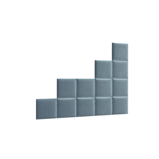 L-kształtna kompozycja paneli akustycznych Quadratta VIII Monolith 48 w delikatnym jasnoniebieskim odcieniu, z kwadratowymi modułami ustawionymi schodkowo.