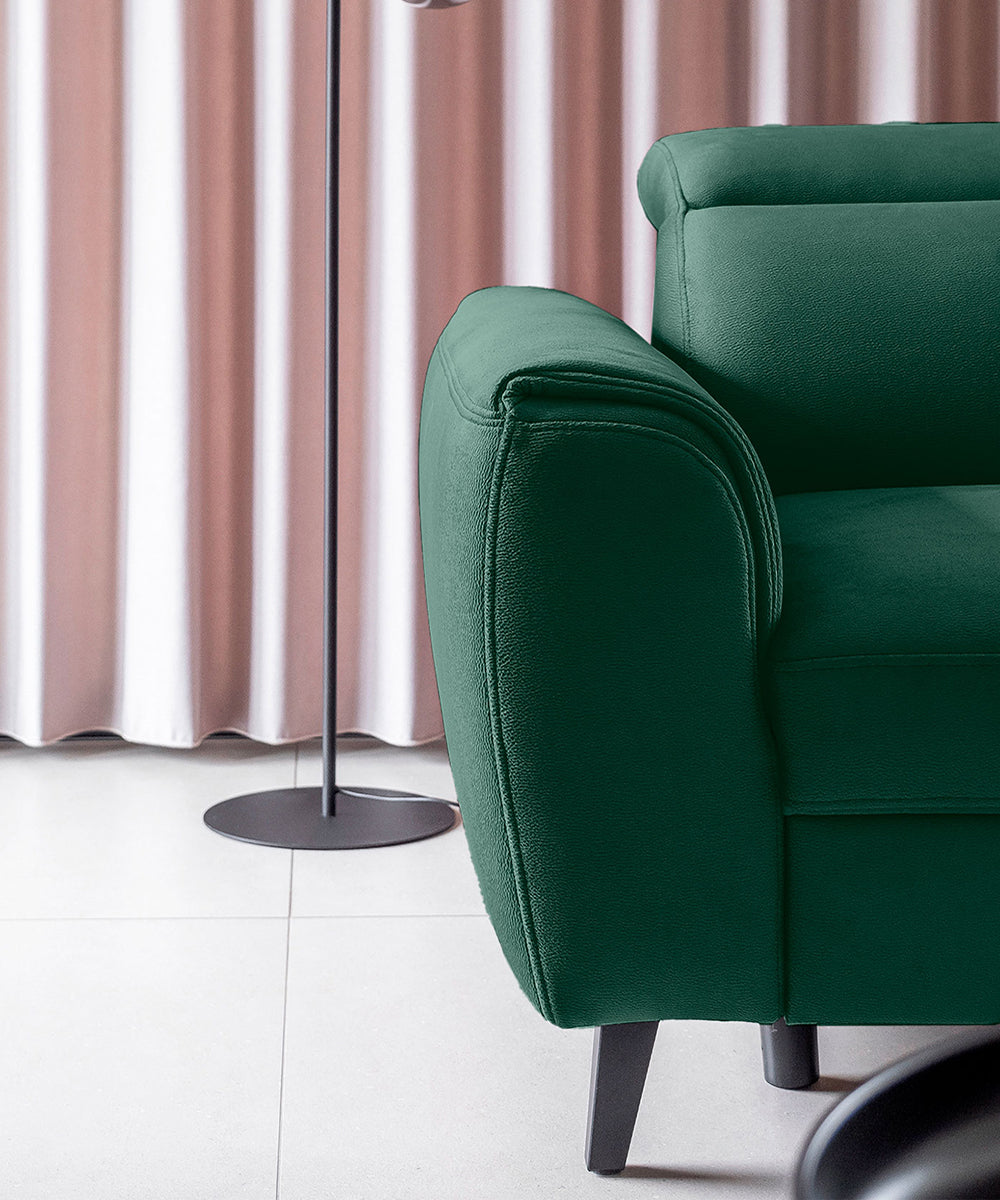Detal narożnika Noble Nube 35 ukazujący zaokrąglony bok mebla oraz smukłe czarne nóżki w nowoczesnym stylu. Designerski narożnik wypoczynkowy do loftowych, minimalistycznych i eleganckich wnętrz salonowych.