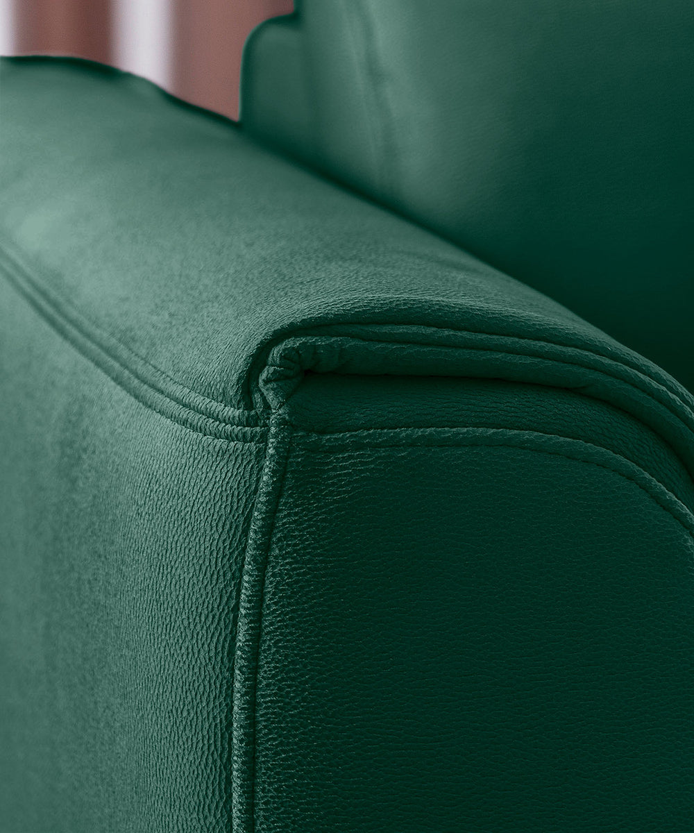 Detal narożnika Noble Nube 35 ukazujący komfortowy podłokietnik oraz strukturę zielonej tkaniny o eleganckim wykończeniu. Designerski narożnik wypoczynkowy do loftowych, minimalistycznych i nowoczesnych wnętrz salonowych.