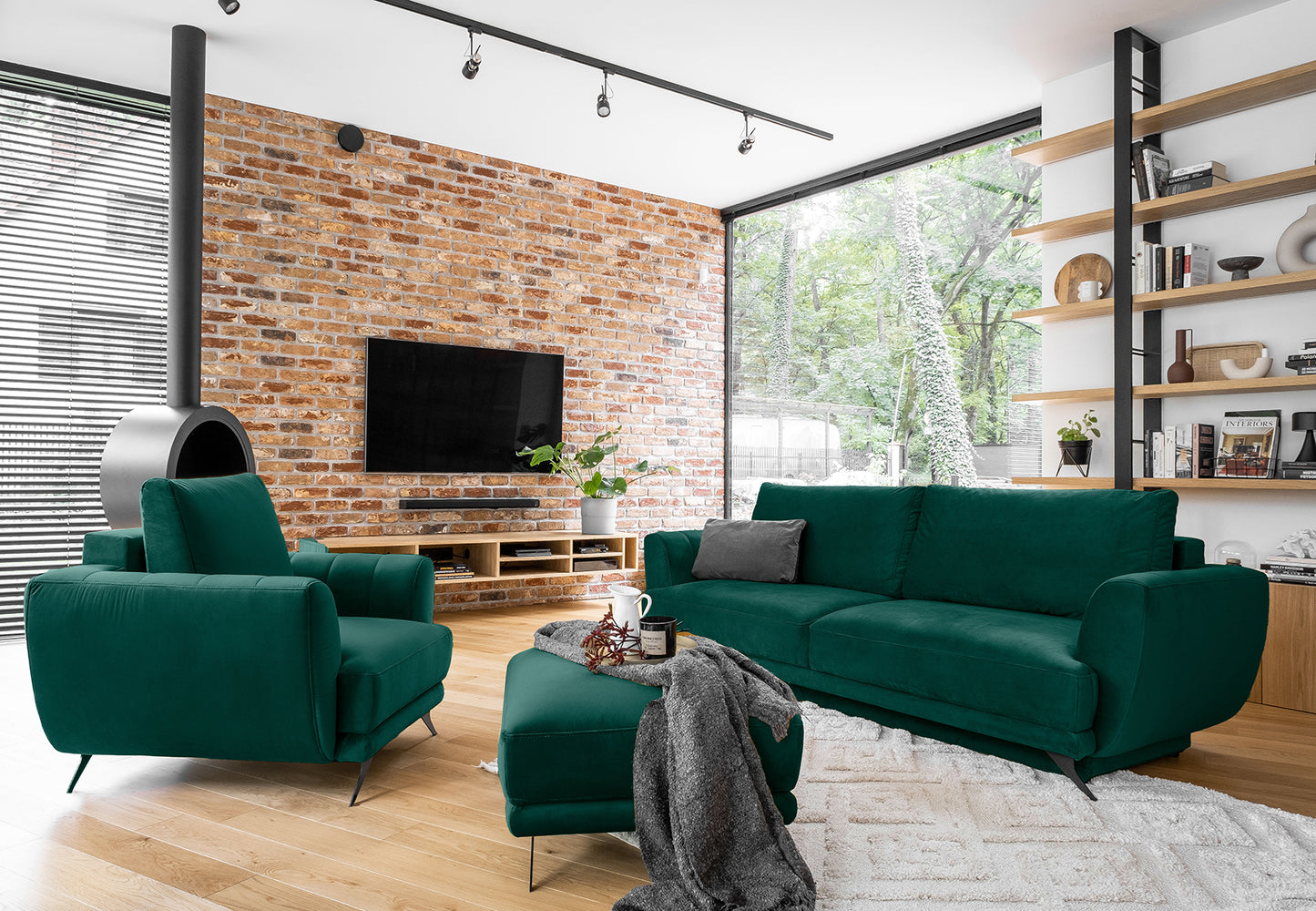 Zestaw Megis Nube w zielonym odcieniu tworzy wygodną przestrzeń do odpoczynku. Sofa, fotel oraz pufa stanowią spójną i stylową całość.
