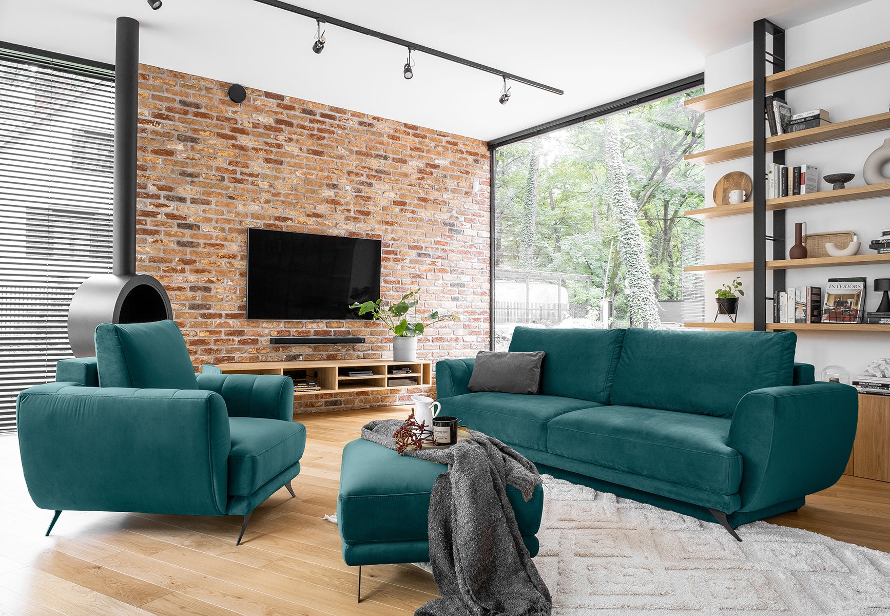 Sofa, fotel i pufa Megis Velvetmat w zielonej tapicerce velvet. Komplet wypoczynkowy zapewnia wygodę i elegancki wygląd wnętrza.
