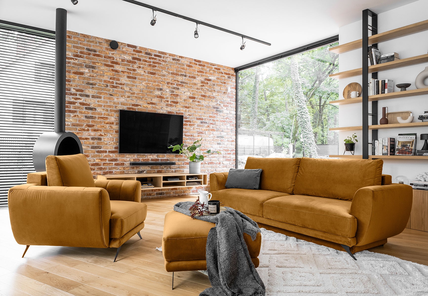 Zestaw Megis Nube w żółtej tapicerce tworzy wygodną i wyrazistą strefę relaksu. Sofa, fotel oraz pufa przyciągają uwagę i rozjaśniają wnętrze.
