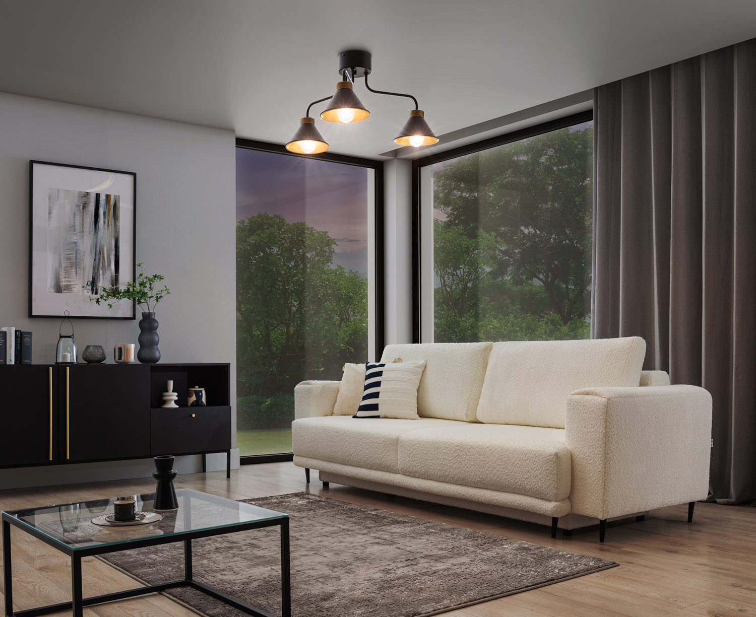 Ten sam salon nocą, z włączoną czarną lampą sufitową Detmer 3 emitującą ciepłe, punktowe światło nad komodą i sofą przy dużym oknie.