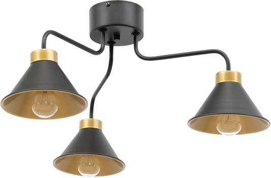 Czarna lampa sufitowa Detmer 3 z trzema stożkowymi kloszami wykończonymi mosiężnym pierścieniem na prostokątnej podsufitce, sfotografowana na białym tle.