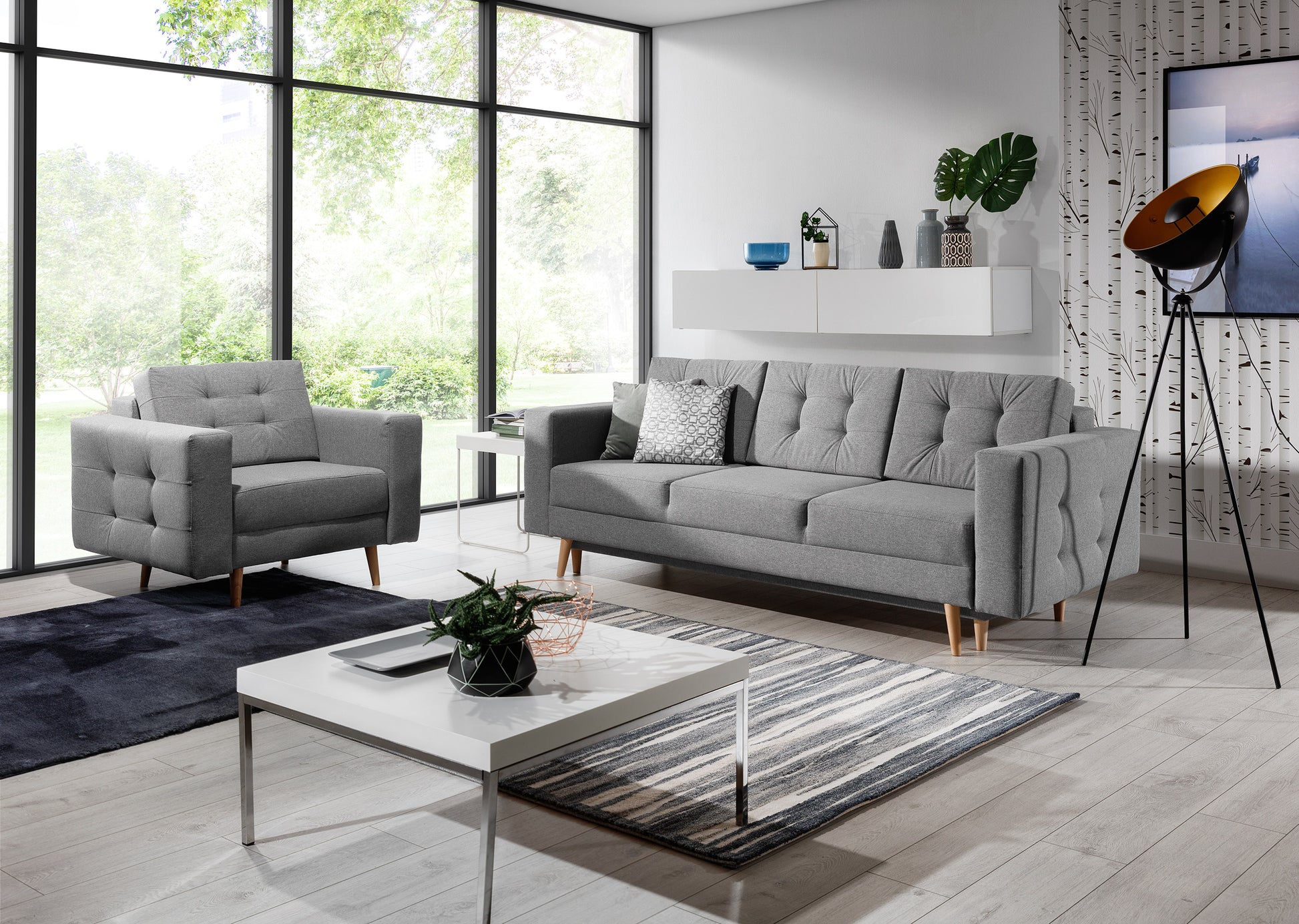 Sofa i fotel Asgard Cover w kolorze grafitowym tworzą stylowy zestaw do salonu. Tapicerka oraz klasyczna forma podkreślają ponadczasowy design.
