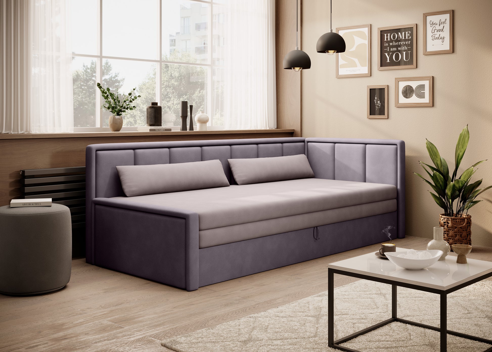 Sofa tapicerowana w śliwkowym odcieniu ustawiona w jasnym, eleganckim wnętrzu dziennym.