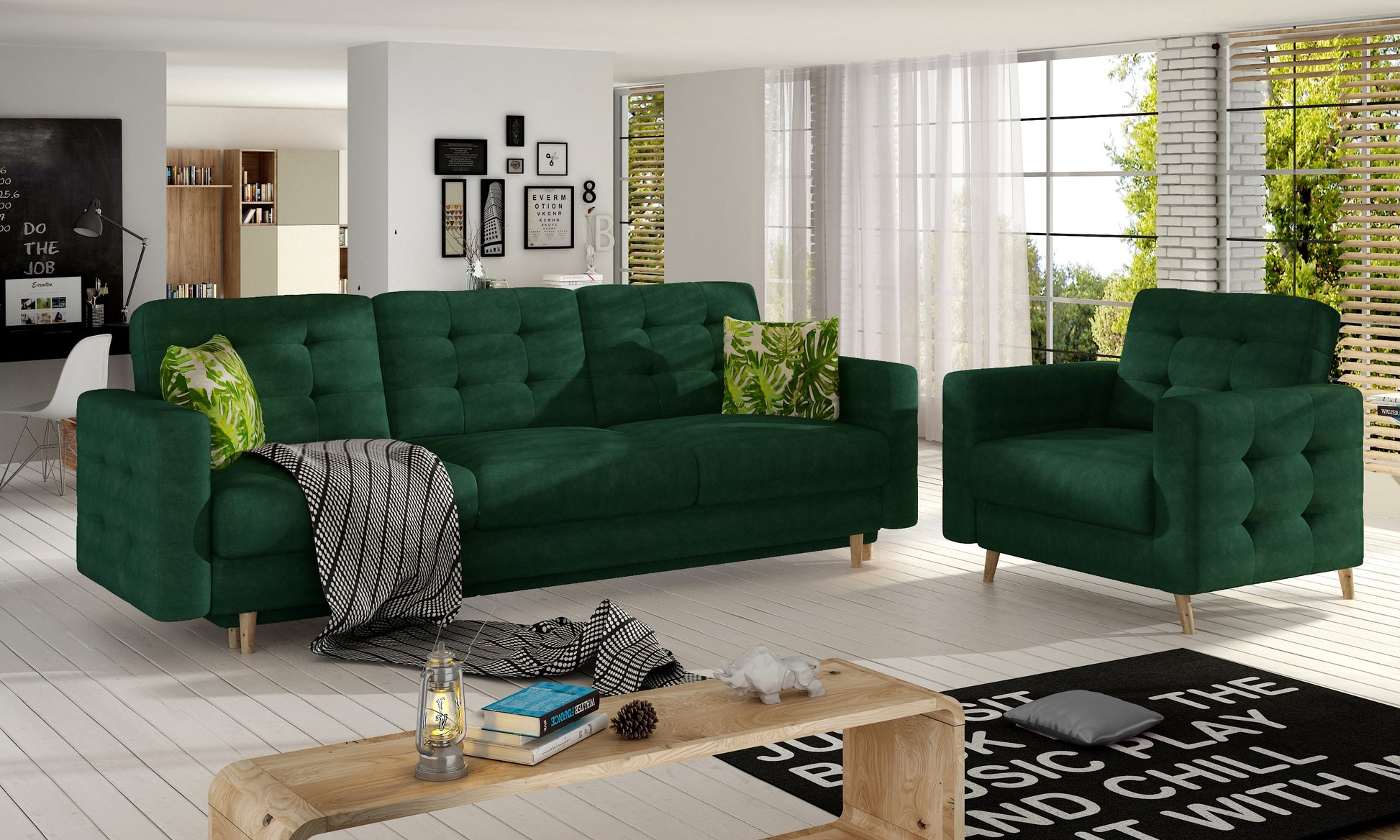 Zielona sofa z fotelem Megis Kronos oraz poduszki w roślinny wzór. Drewniane nóżki dodają lekkości i podkreślają styl mebli.
