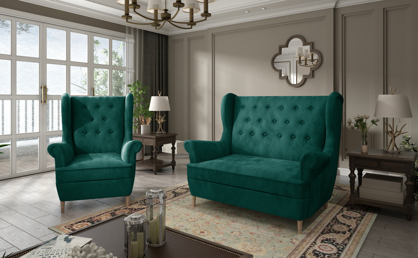 Komplet wypoczynkowy Aros w tkaninie Monolith 37 zielony – stylowy fotel i sofa w eleganckim salonie z naturalnym oświetleniem i klasycznymi dodatkami.