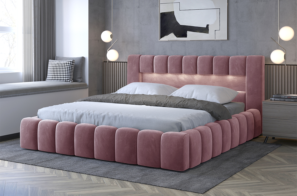 Łóżko Lamica Monolith 63 różowy (140 × 200 cm) w nowoczesnej sypialni – widok pod lekkim kątem, z eleganckim zagłówkiem i dekoracyjnym oświetleniem przy oknie.