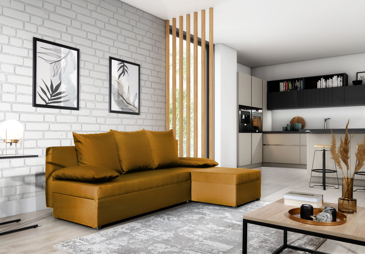 Narożnik Gino w kolorze Nube 45 żółty, ustawiony w nowoczesnym salonie z dużymi oknami i jasną aranżacją.