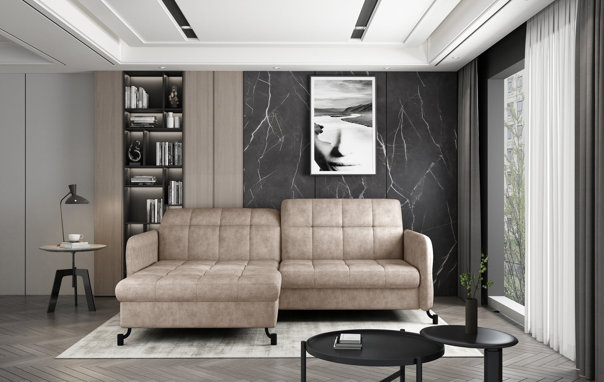 Beżowy narożnik Lorelle w układzie lewym, tkanina Dora 21, ustawiony w nowoczesnym salonie z ciemną ścianą z marmurowym wzorem i biblioteczką.
